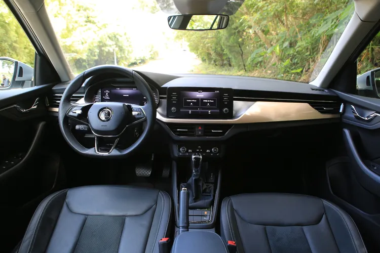 在年輕不失穩重的設計筆觸下，Kamiq車內利用多種色調及材質打造出視覺層，搭配8吋懸浮式的觸控螢幕、平把方向盤，並採類木紋亮面飾板。林浩昇攝