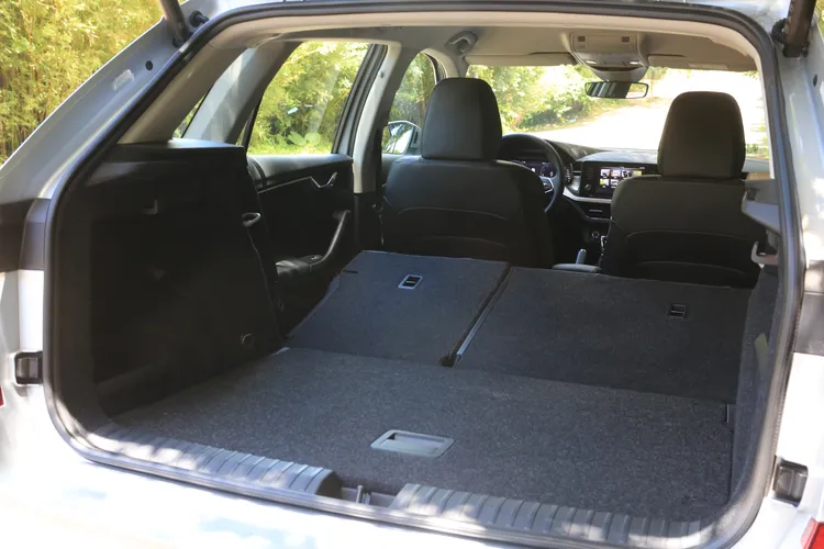行李廂在一般狀態具有400公升容積，椅背傾倒之後將進一步擴充到1395公升，在同級車中算是資優生。林浩昇攝