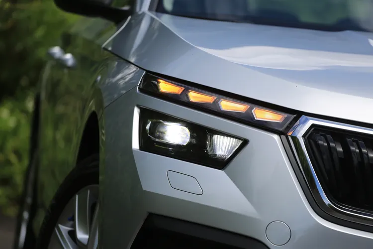 雙層式分離頭燈設計，上緣日行燈兼方向燈組，四個矩形的光源就好似水晶般璀璨，1.5升車型下方燈具則標配動態幾何光束LED遠近頭燈組。林浩昇攝