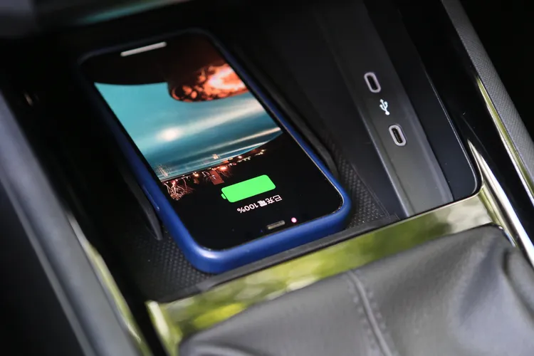 中控檯下方標準配置手機無線充電面板，以及兩組Type C充電插孔。林浩昇攝