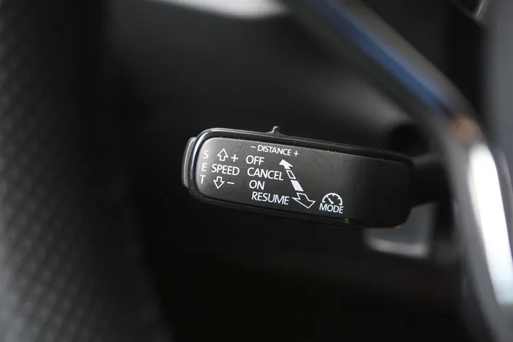 透過方向盤後方的撥桿，可輕易操作定速及車距控制設定。林浩昇攝