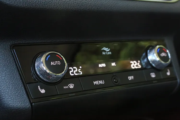 除了標配雙區恆溫空調，也附有Air Care抗過敏源及濕度調節系統，能提供車內乘員更優異的空氣品質。林浩昇攝