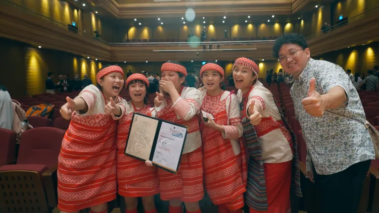 《讓夢想發聲》一路記錄新竹山城中泰雅國小合唱團站上世界表演舞台。業者提供