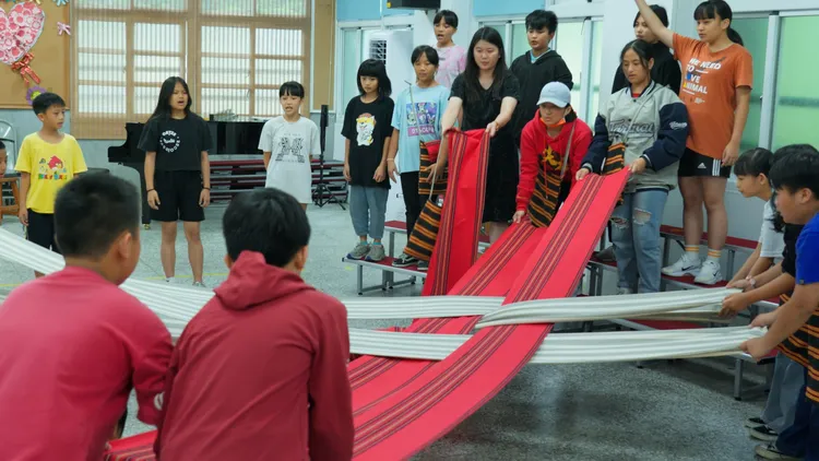 嘉興國小及桃山國小希望透過合唱團的訓練翻轉學習態度，更帶孩子看見不一樣的世界。業者提供