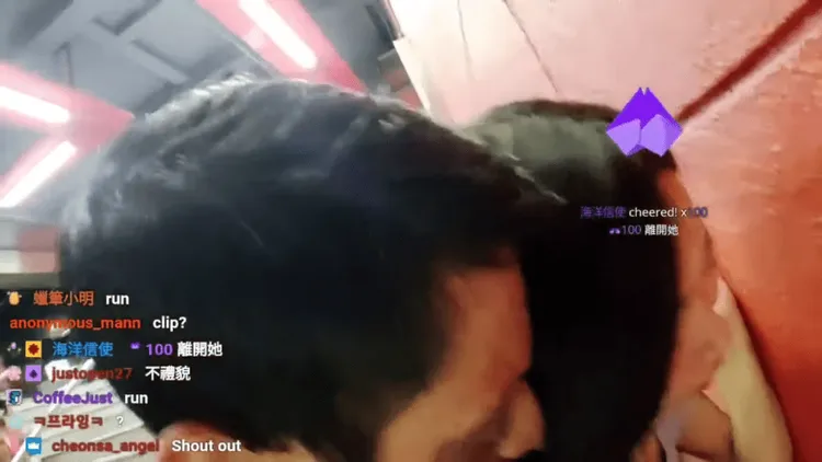 該男把她壓往牆邊，對她襲胸襲吻。翻攝「MAY五月」的Twitch