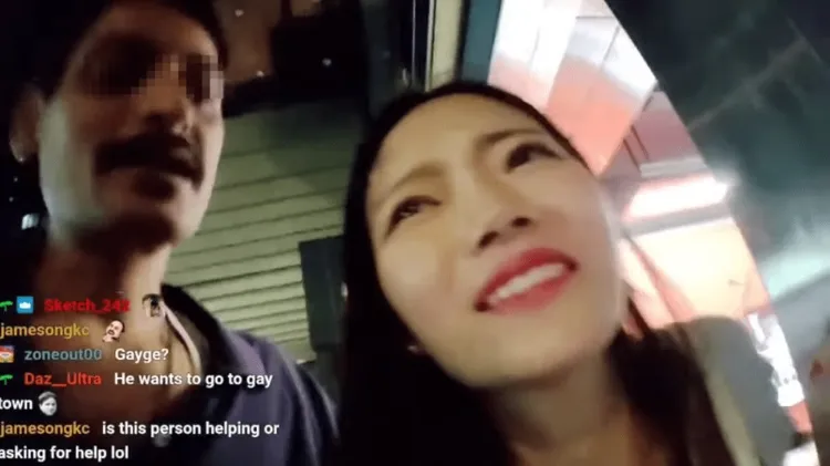 她從公車站進地鐵，該男子緊緊跟隨她，她表情十分驚恐。翻攝「MAY五月」的Twitch