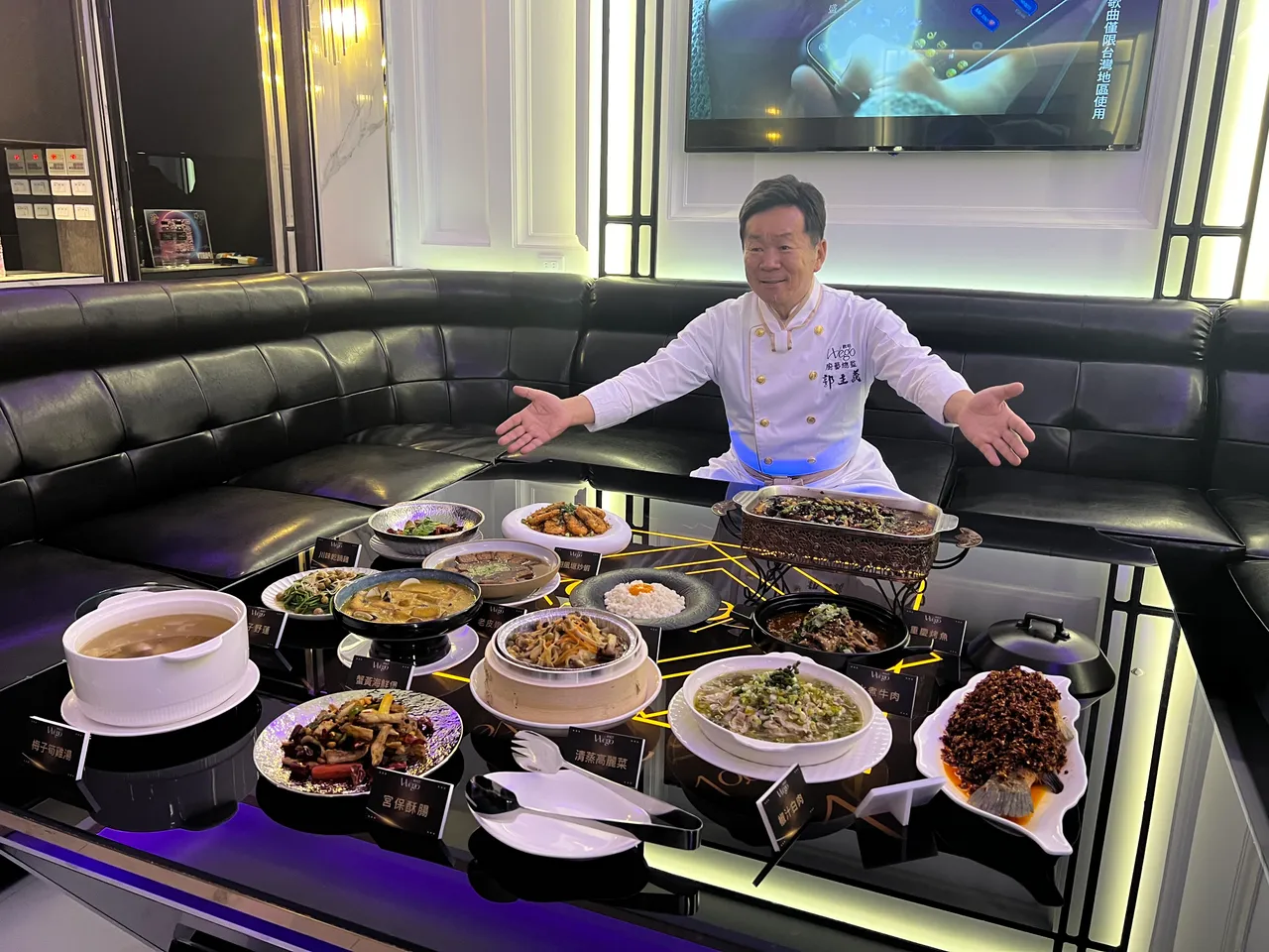 「We go歡唱」透過禮聘古錐師郭主義擔任廚藝總監,顛覆過去多數KTV食物採料理包。葉家銘攝
