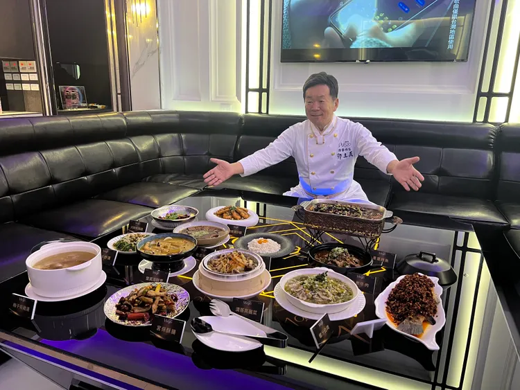 「We go歡唱」透過禮聘古錐師郭主義擔任廚藝總監，顛覆過去多數KTV食物採料理包。葉家銘攝