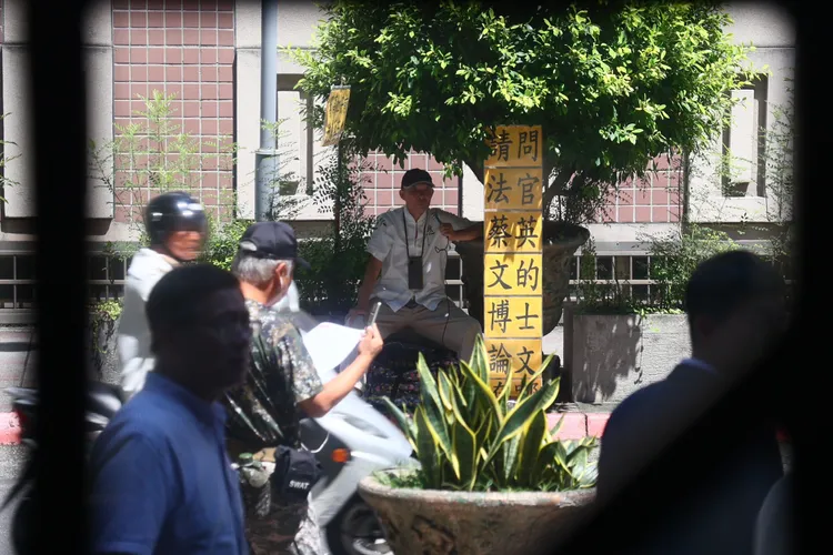 有反對民進黨的民眾也到場抗議。彭欣偉攝