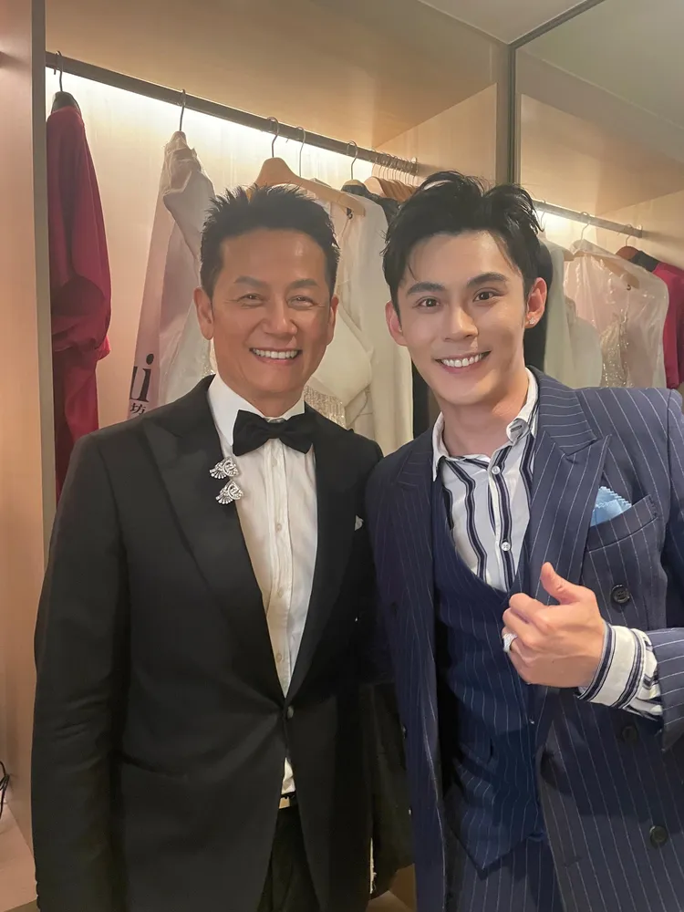 陳奕（右）幫徐乃麟別胸針。陳奕提供