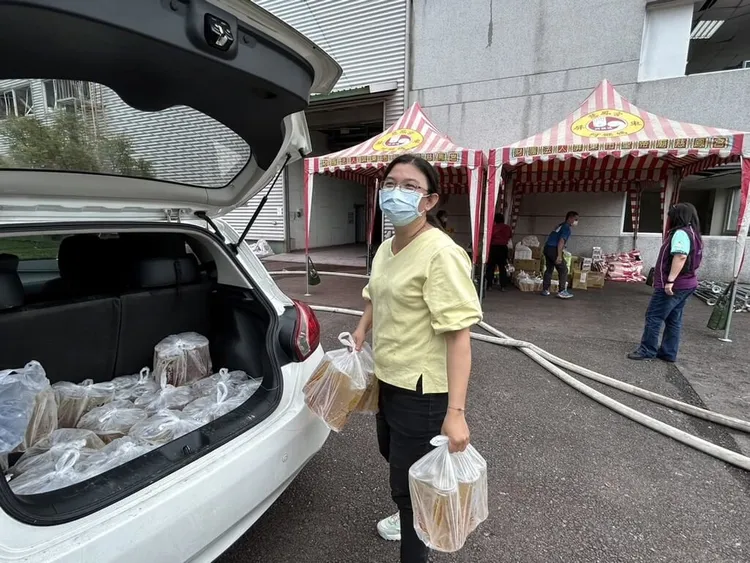 有民眾自掏腰包為消防員送飲料與便當，讓救災人員感到暖心。（民眾提供）中央社