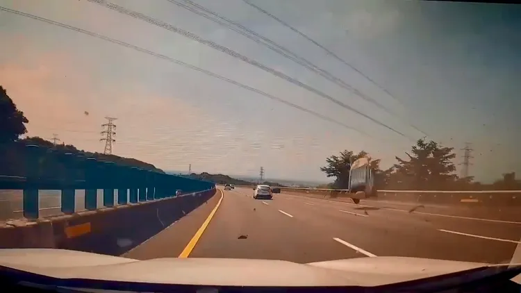 吉普車翻滾6圈才停住。民眾提供