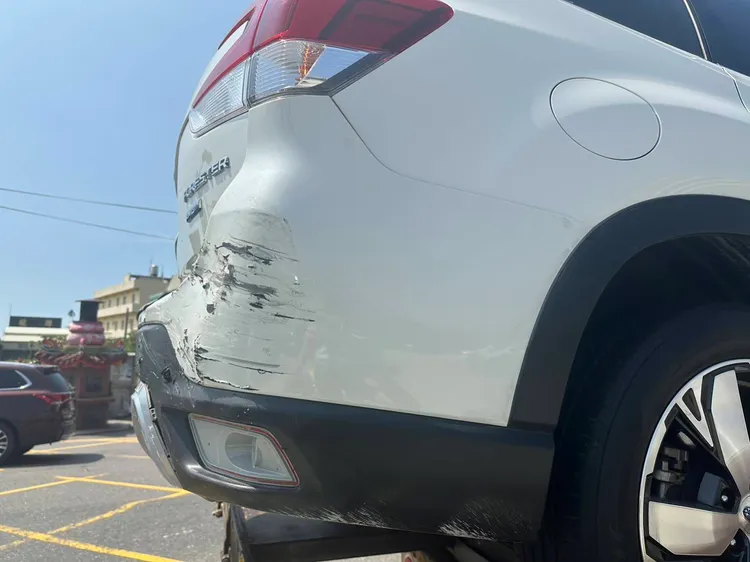 遭到波及的轎車之一。民眾提供