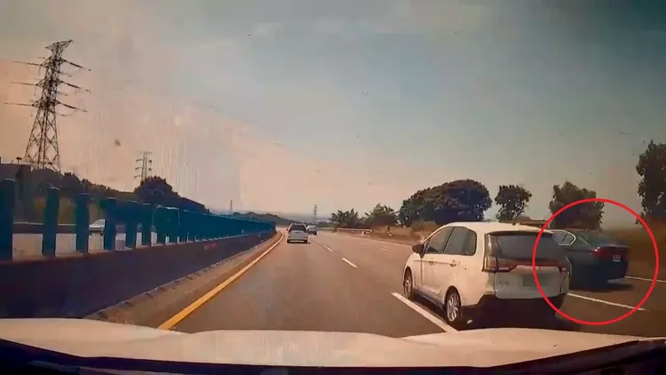 黑色BMW開啟自動駕駛，駕駛發現前方有危險時，急向右閃避連撞3車。民眾提供