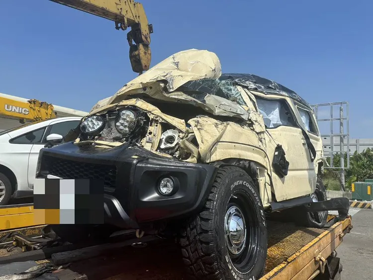 吉普車受損嚴重。民眾提供