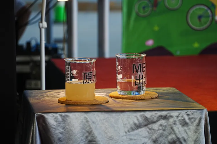 黃澄澄污水經過三級處理，變成透明的再生水。衛工處提供