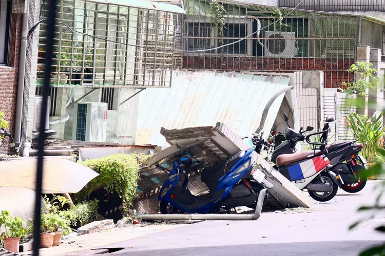 民宅坍陷，一樓變成地下室。彭欣偉攝