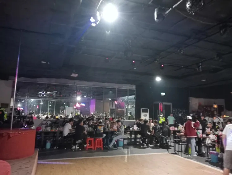 鳳凰會館以往每逢假日均吸引大批移工聚集。民眾提供