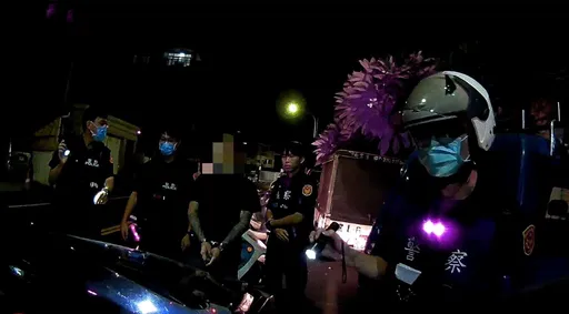 不敢直視有詭!員警表面打哈哈私下偷烙人 果然逮到通緝犯起獲毒品