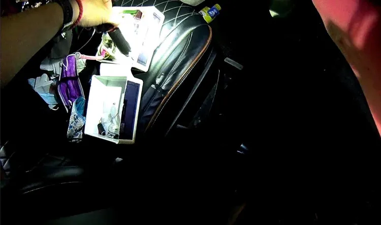 警方發現乘客是通緝犯，附帶搜索起出毒品。讀者提供