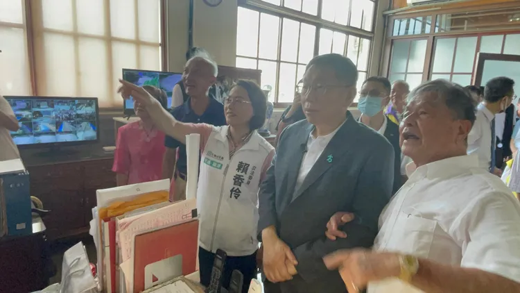 柯文哲參觀黃梅生紀念館。張沛森攝
