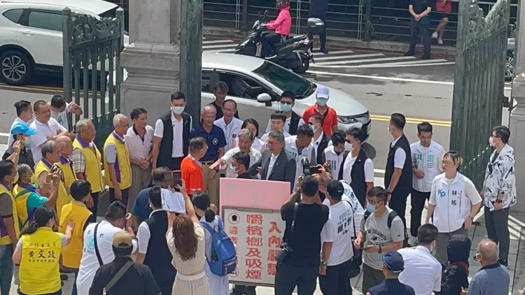 柯文哲今天桃園參訪位於龍潭區的黃梅生紀念館。張沛森攝