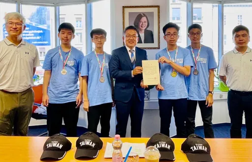 獨家|台灣之光!資訊奧林匹亞奪1金3銀 駐匈代表處送「這杯家鄉味」