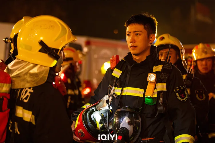 黃景瑜帥氣消防員。愛奇藝國際站提供