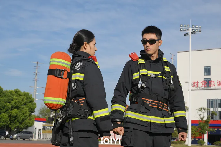 黃景瑜（右）為與小6歲張婧儀搭戲勤健身。愛奇藝國際站提供