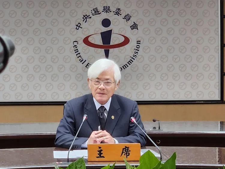 李進勇於記者會中說明2024大選規範。施智齡攝