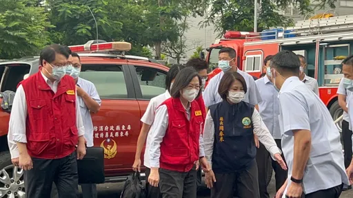 蔡英文中午抵屏東爆炸工廠 致哀罹難消防員、慰問家屬