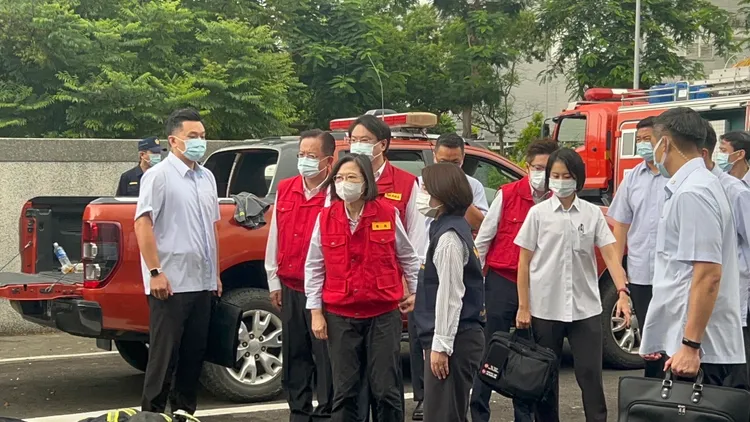 蔡英文抵達屏東爆炸工廠現場。
