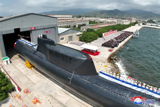 金正恩主持下水儀式! 北韓發布新型「戰術核攻擊潛艦」