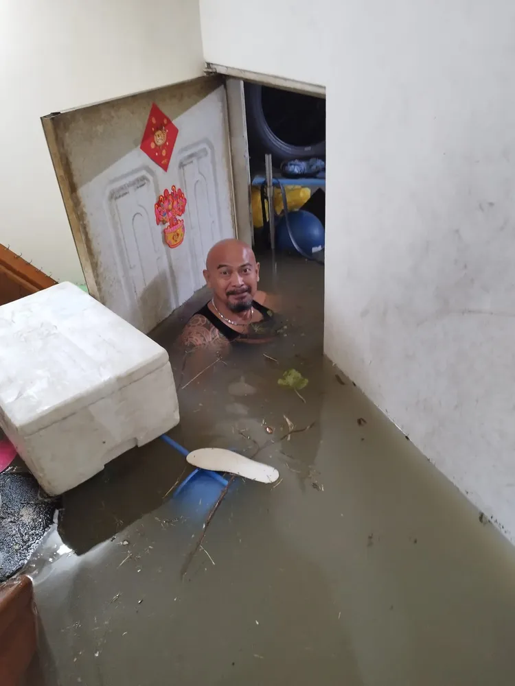 光頭鬍鬚男全身泡在泥水中卻似乎面露微笑。翻攝自臉書「爆廢公社」