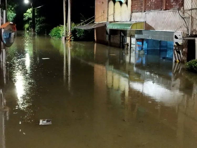 當事者住家戶外淹水慘況。翻攝自臉書「爆廢公社」