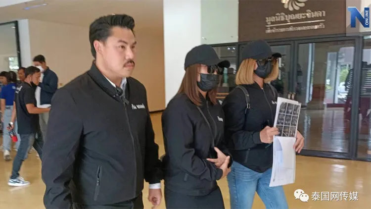 Gun帶著2名受害女子向警方求助。翻攝自《泰國網傳媒》