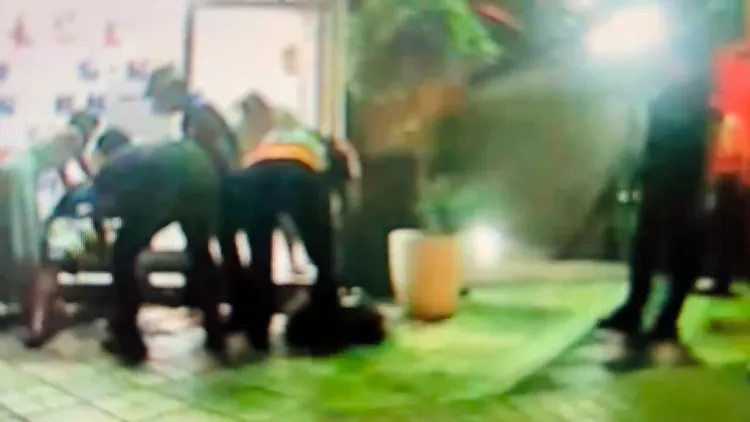 醫護人員為男子急救送醫。讀者提供