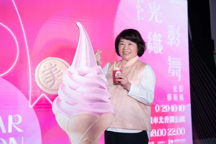 黃敏惠盼藉由粉紅色光影展，喚起每個人內心的和諧、歡樂與浪漫。嘉市府提供