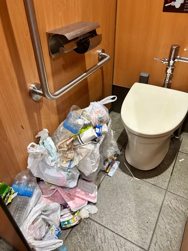 富士山5合目開始就是「國立公園特別保護地區」，有「垃圾不落地，自己帶回家」以及禁止生火等嚴格規定，這也使得公共廁所等少數有垃圾桶的地方，堆積了大量垃圾。（山梨縣政府提供）中央社