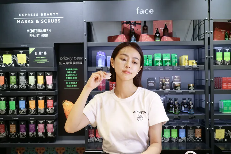 可將膠原緊緻彈潤精華與乳霜狀面膜單品混合，搭配粉晶彈力按摩板拉提使用，增強保養效果。品牌提供