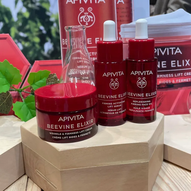 膠原緊緻彈潤系列共有精華、修護油與乳霜3單品。張家玲攝