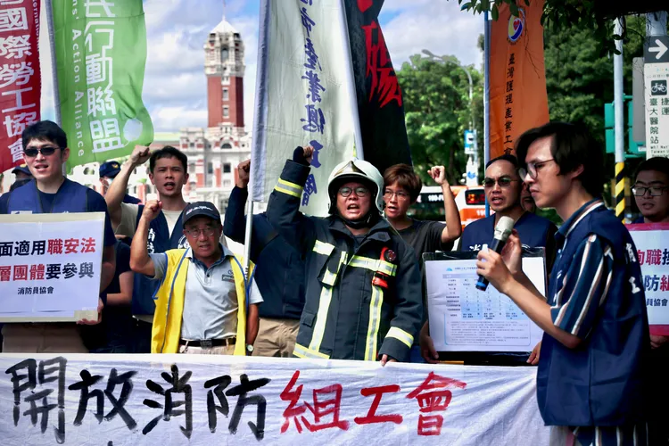 「消防員工作權益促進會」今走上凱道召開記者會表達訴求。林林攝