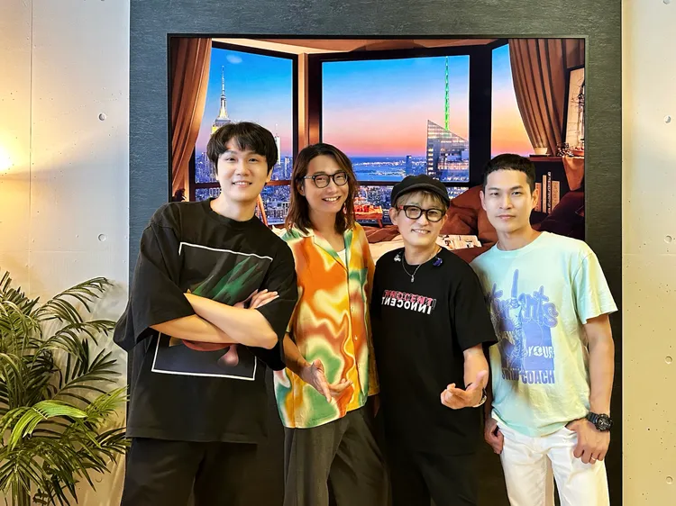 宇宙人再次造訪東京，與日本神級創作人Suga Shikao (右二）見面。翻攝宇宙人twitter