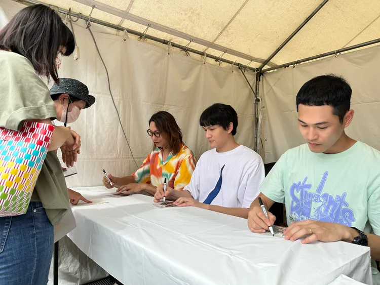 宇宙人東京簽名會與粉絲近距離接觸。相信音樂提供