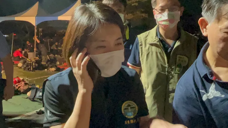 縣長周春米22日深夜趕赴現場關切。屏縣府提供