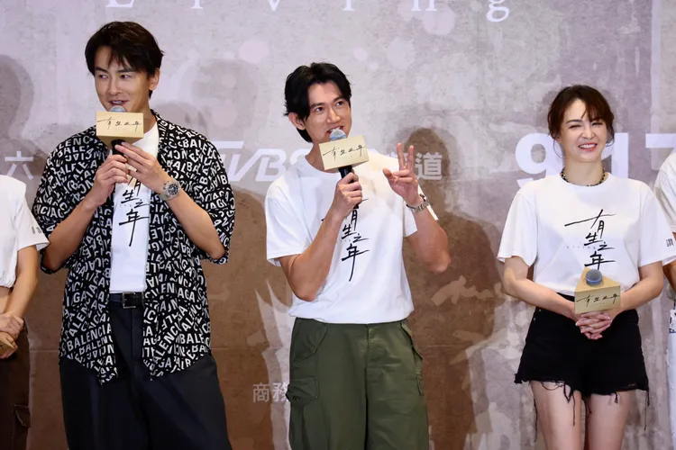 吳慷仁（中）和張榕容（右）、鄭元暢。彭欣偉攝