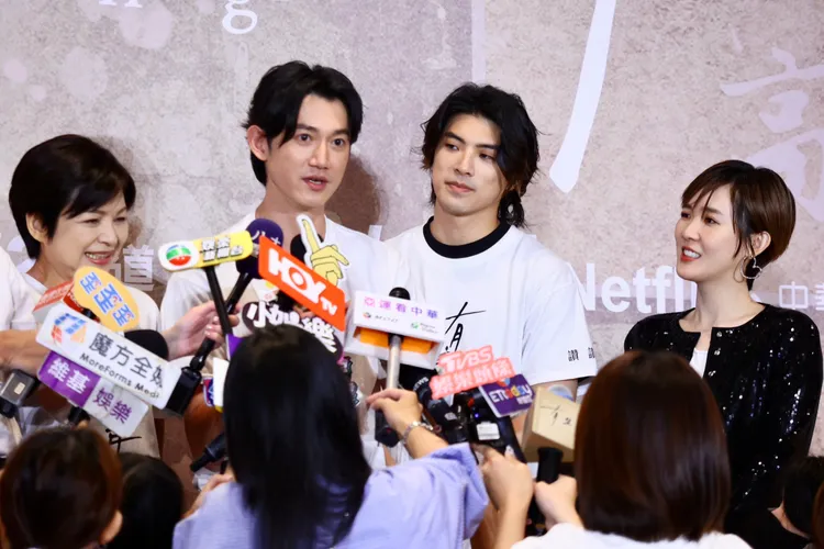 吳慷仁（左二）不跟家人分享演藝圈的事。彭欣偉攝