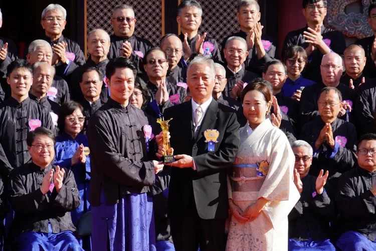 蔣萬安贈前田宗一琉璃座致謝。北市府提供