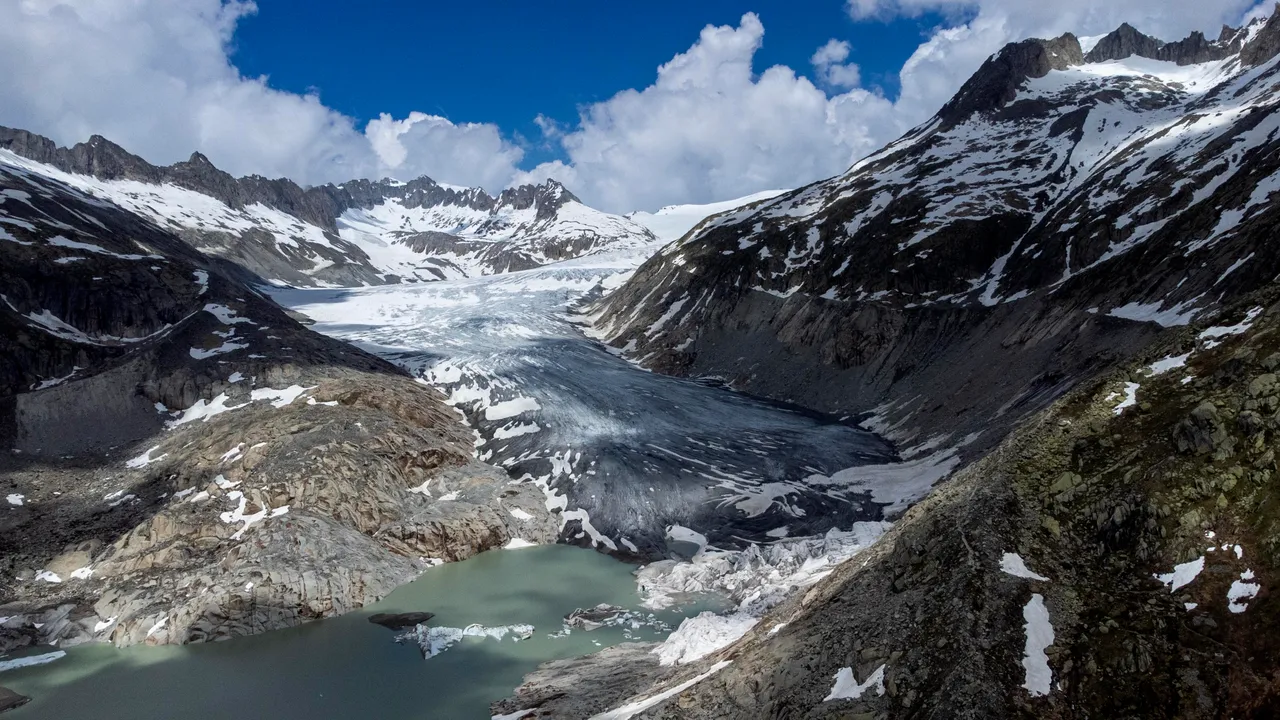 瑞士瓦萊州隆河冰河(Rhone Glacier)因為融化加劇,底端出現一座小湖。美聯社