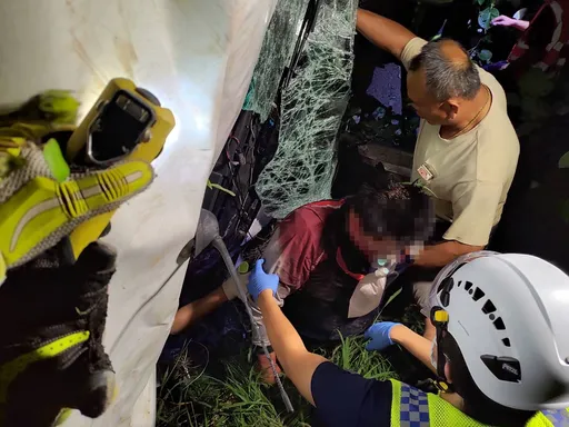 国3联结车擦撞护栏翻落边坡 驾驶受困获救!疑精神不济酿祸